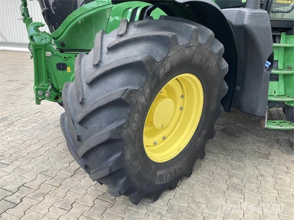 John Deere 6215R Traktori