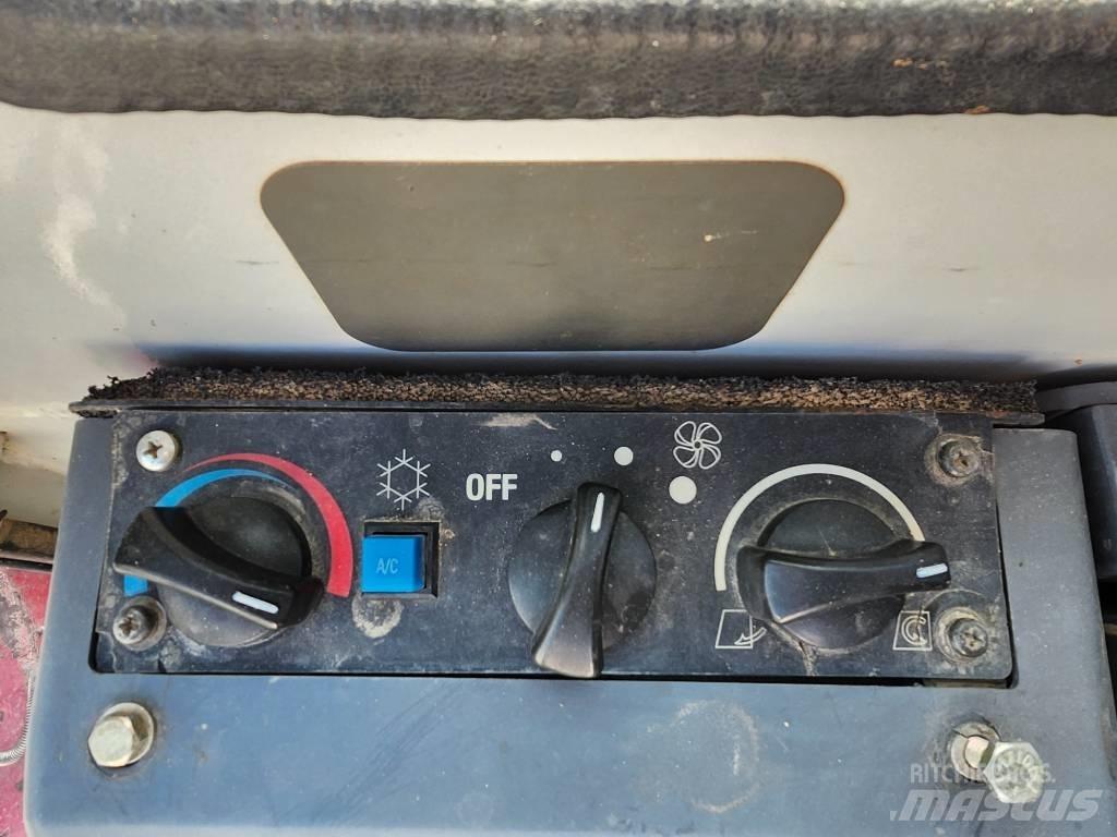 Takeuchi TB 180 FR Bageri guseničari