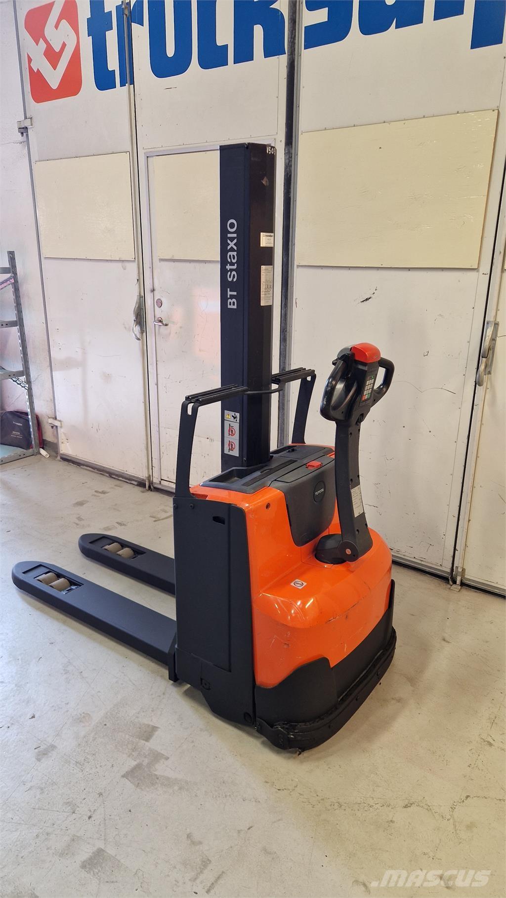 Toyota SWE080L Samopogonski ručni viljuškari