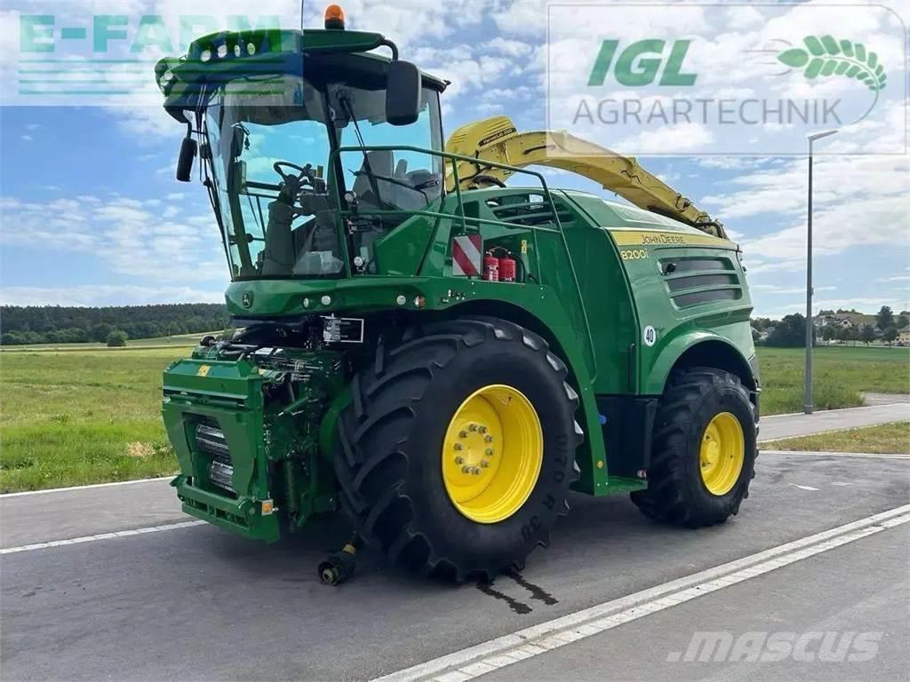 John Deere 8200 i Mašine za stočnu hranu sa sopstvenim pogonom