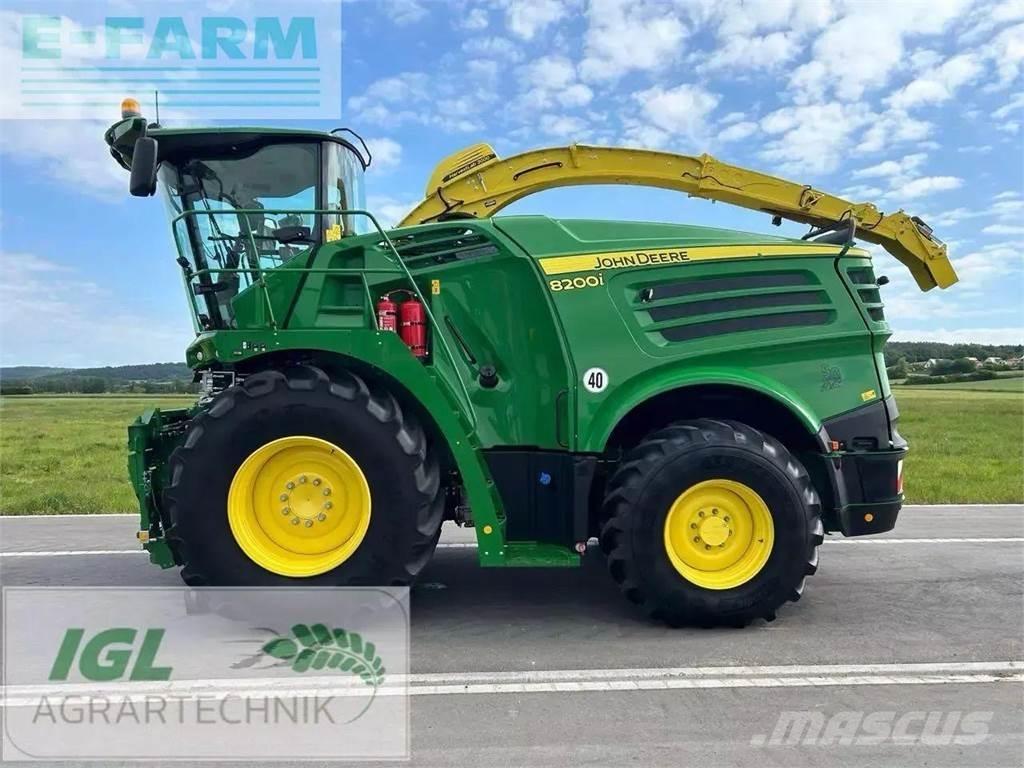 John Deere 8200 i Mašine za stočnu hranu sa sopstvenim pogonom