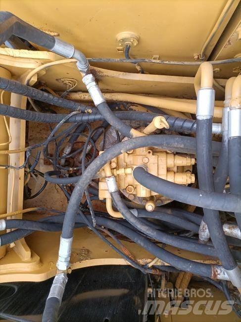 CAT 325 D Bageri guseničari