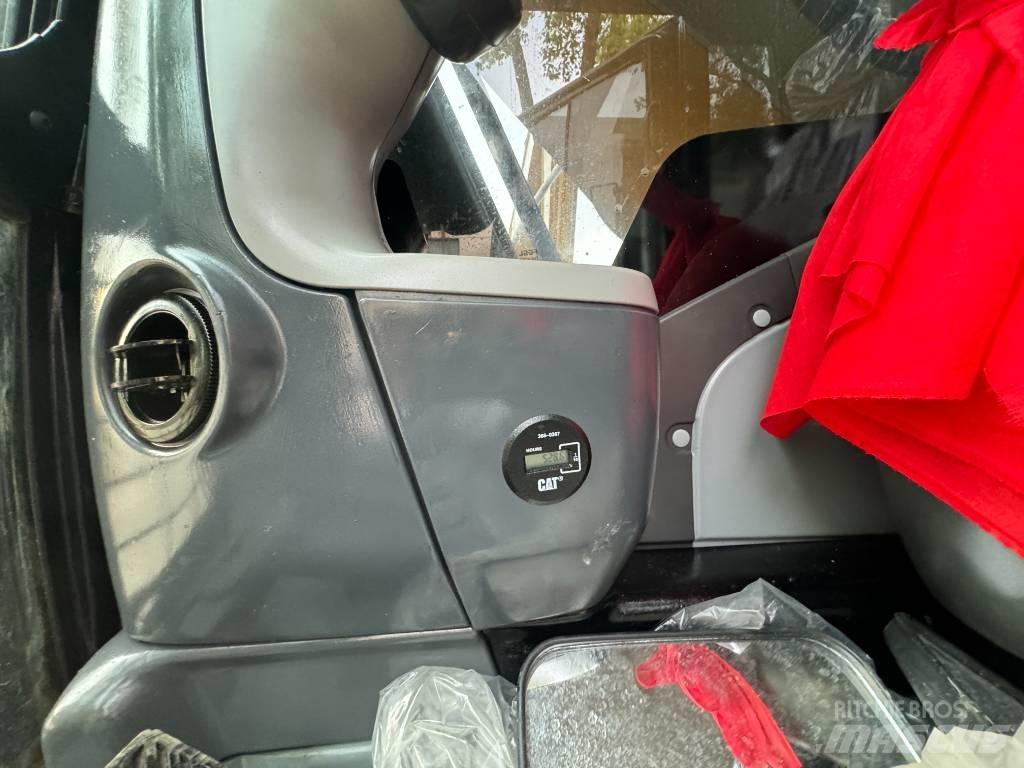 CAT 320 D2L Bageri guseničari