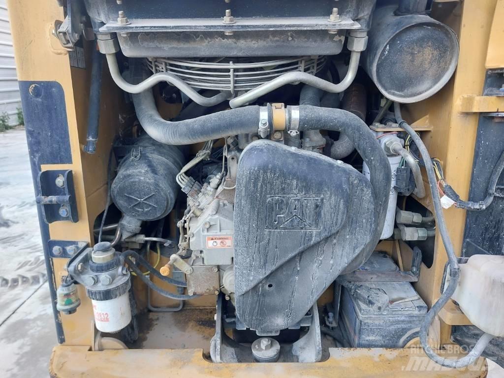 CAT 216 Skid steer mini utovarivači