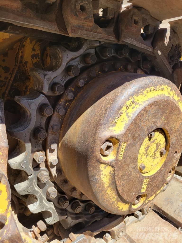 Komatsu D65EX-15 Buldožeri guseničari