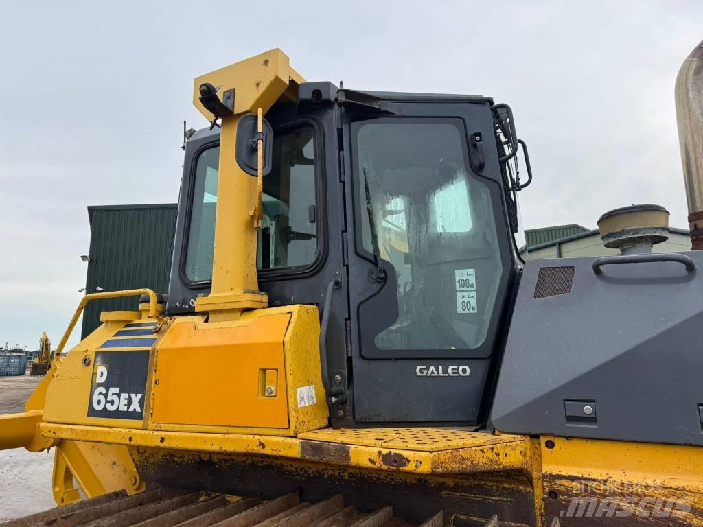 Komatsu D65EX-15 Buldožeri guseničari