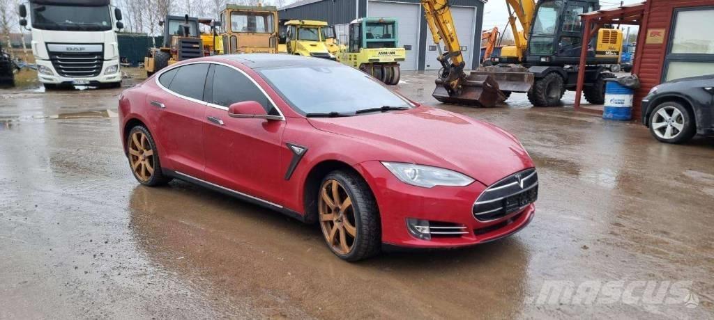 Tesla Model S P85D Automobili