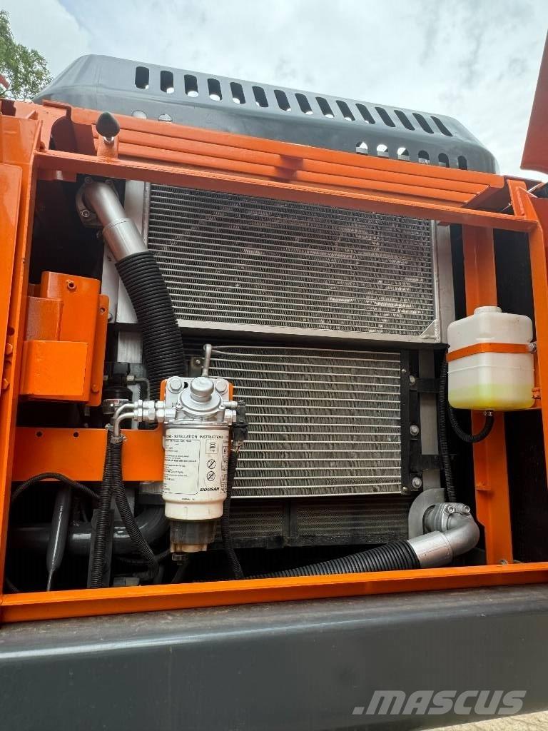 Develon DX 225 LCA Midi bageri 7t – 12t