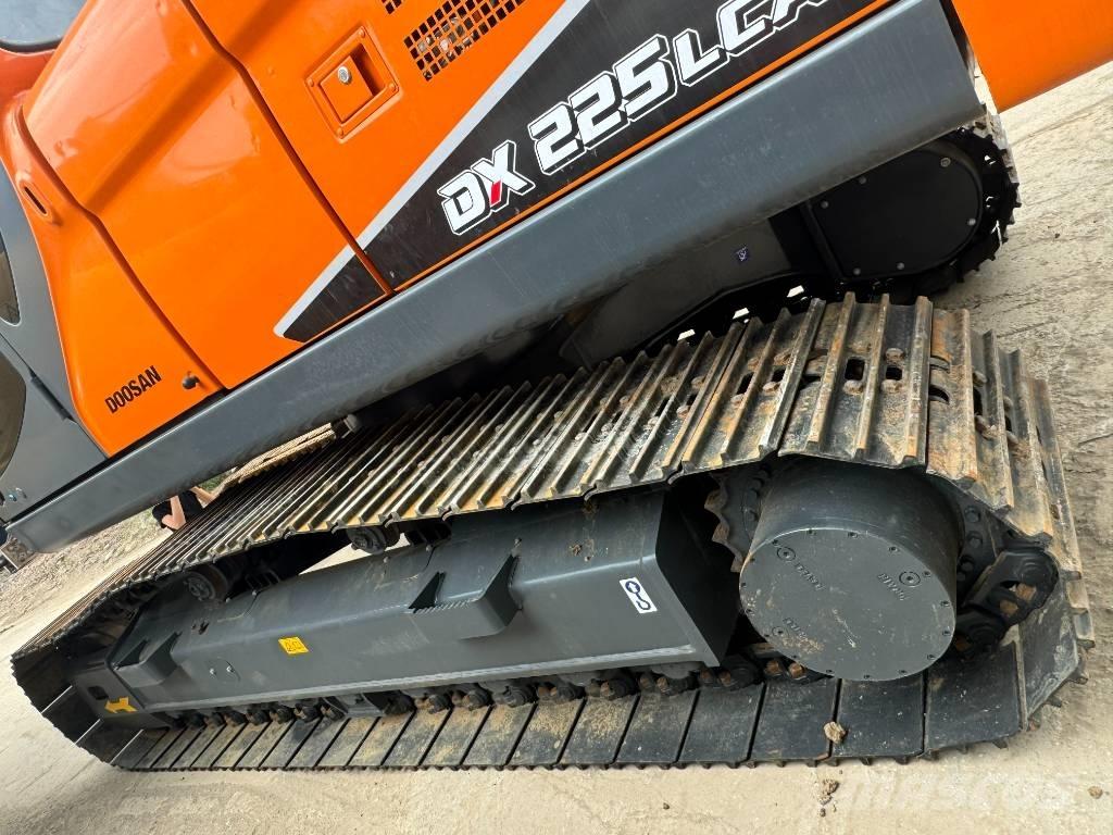 Develon DX 225 LCA Midi bageri 7t – 12t