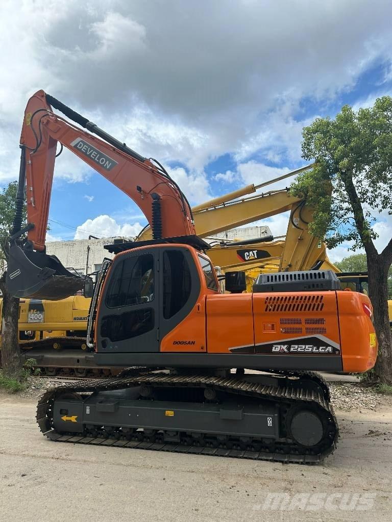 Develon DX 225 LCA Midi bageri 7t – 12t