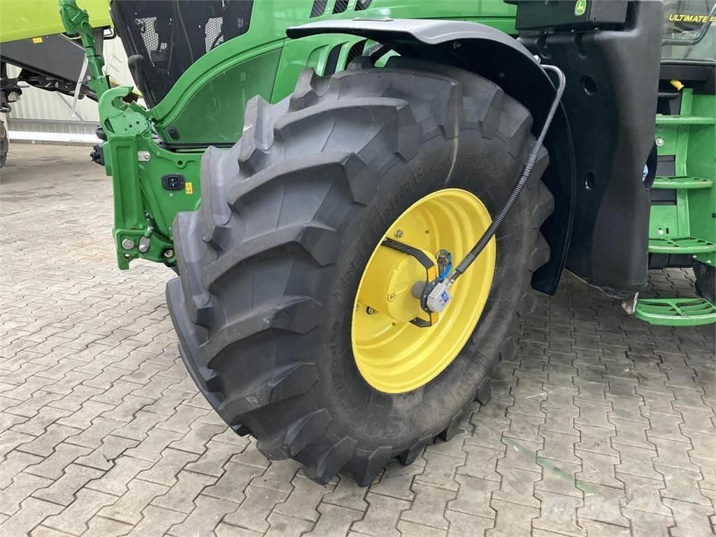 John Deere 6215R Traktori
