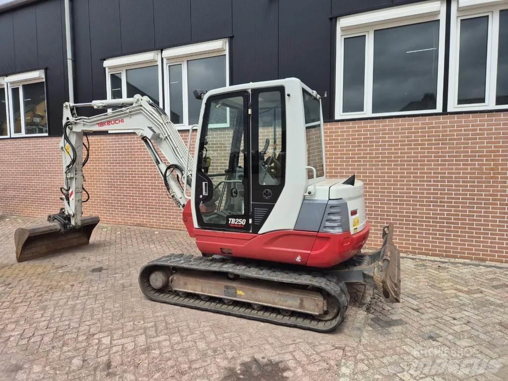 Takeuchi TB250 Mini bageri < 7t
