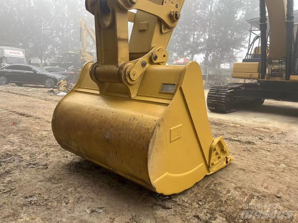 CAT 2021 CAT 330 Bageri točkaši
