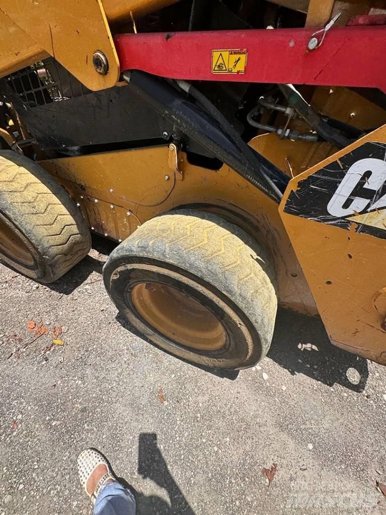 CAT 242 D Skid steer mini utovarivači