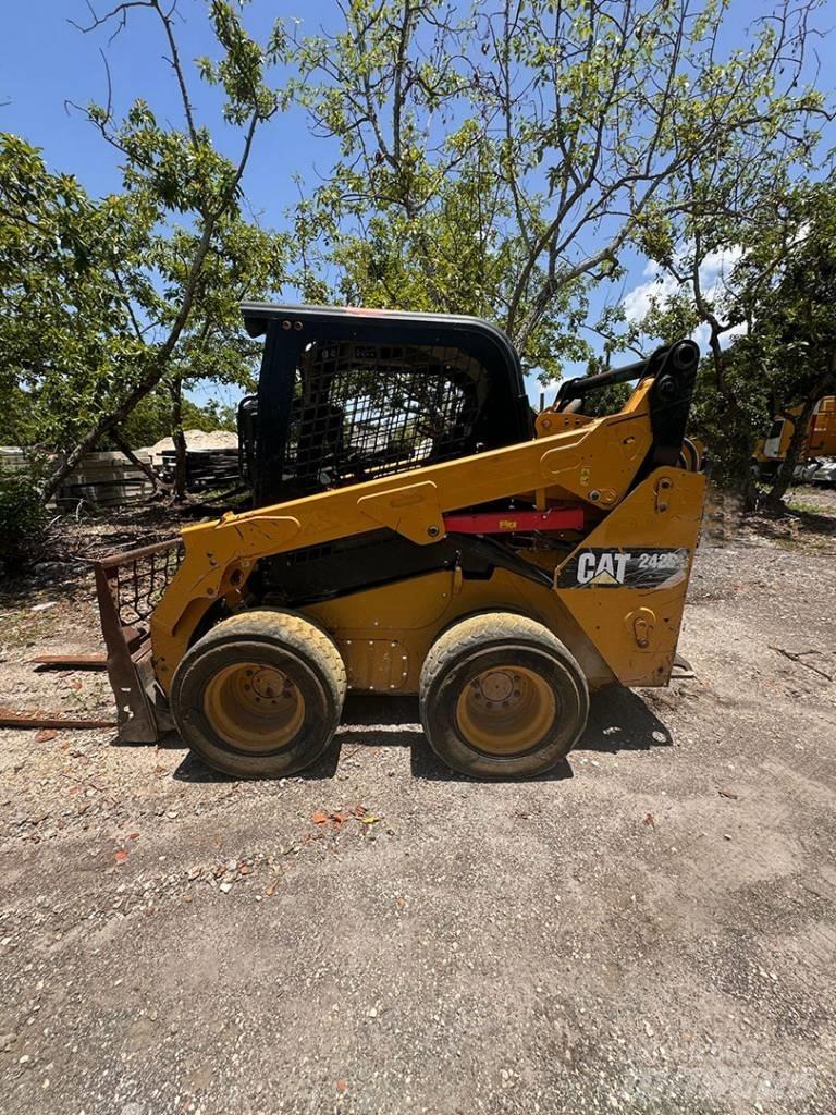 CAT 242 D Skid steer mini utovarivači