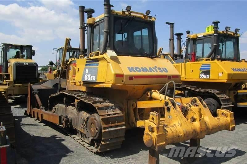 Komatsu D65 EX-16 Buldožeri guseničari