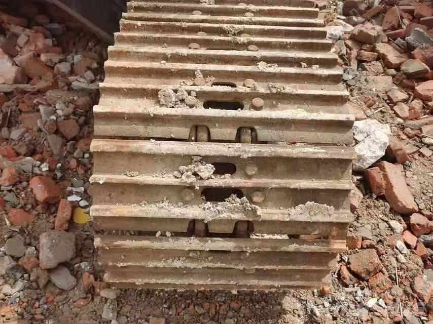 Hitachi ZX 210 Bageri guseničari