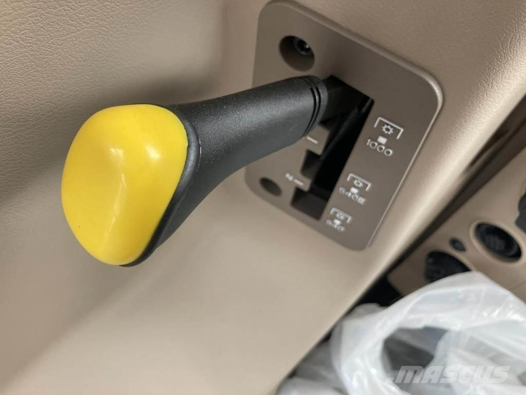 John Deere 6M240 Traktori