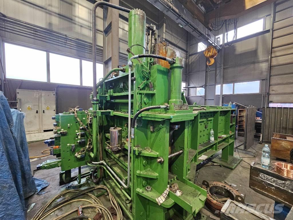  Henschel 30 x 30 Industrijske balirke