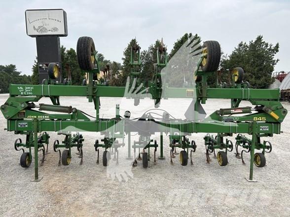 John Deere 845 Međuredni kultivatori