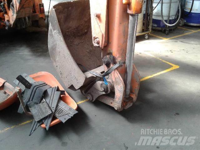 Hitachi FB200 Traktori