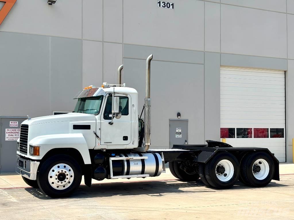 Mack Pinnacle 64T Tegljači