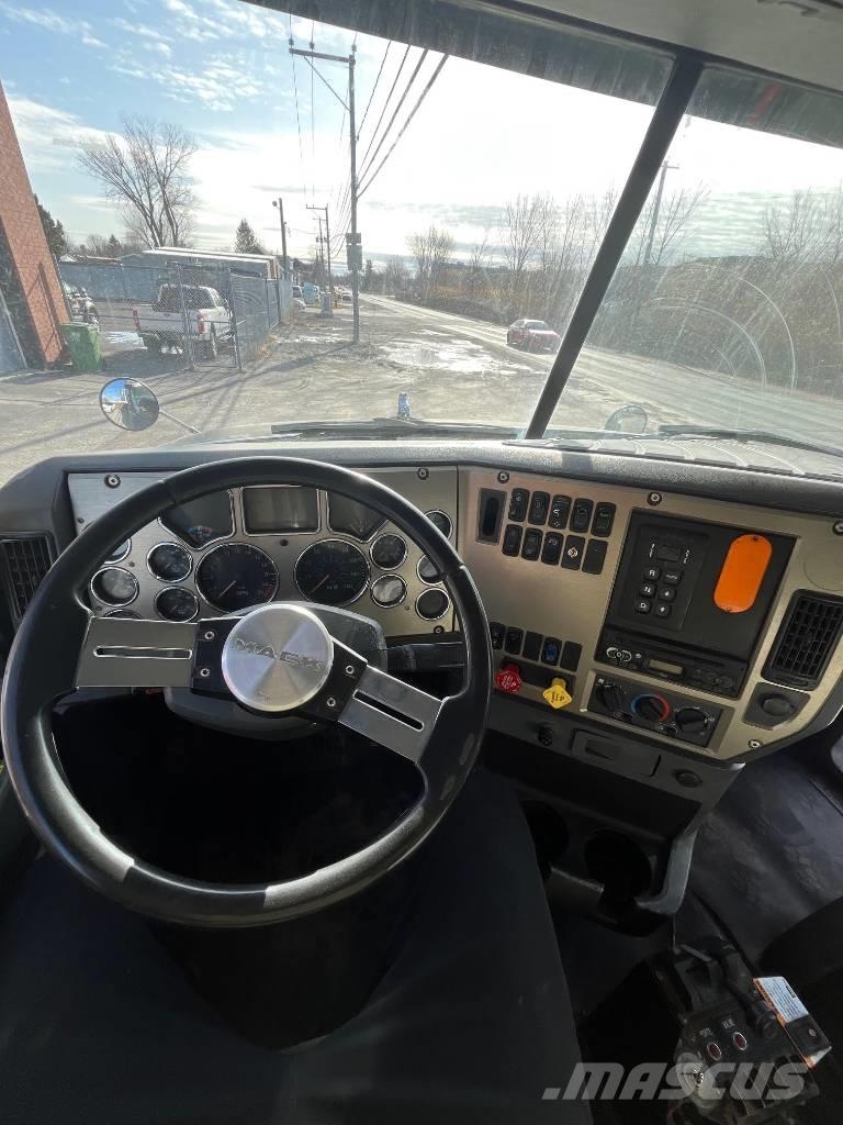 Mack GU813 Kiperi kamioni