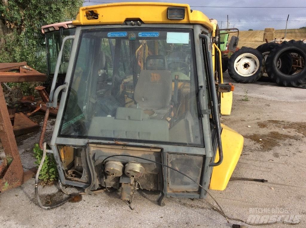Komatsu WB 97 R Kabine i unutrašnjost