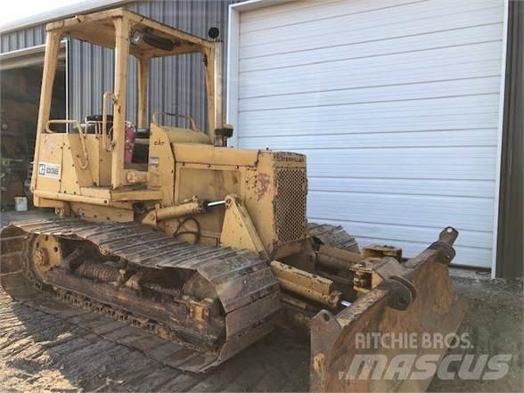 CAT D3B Buldožeri guseničari