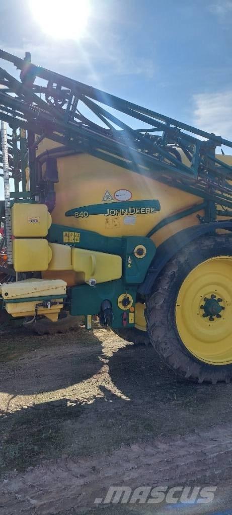 John Deere 840 i Vučene prskalice