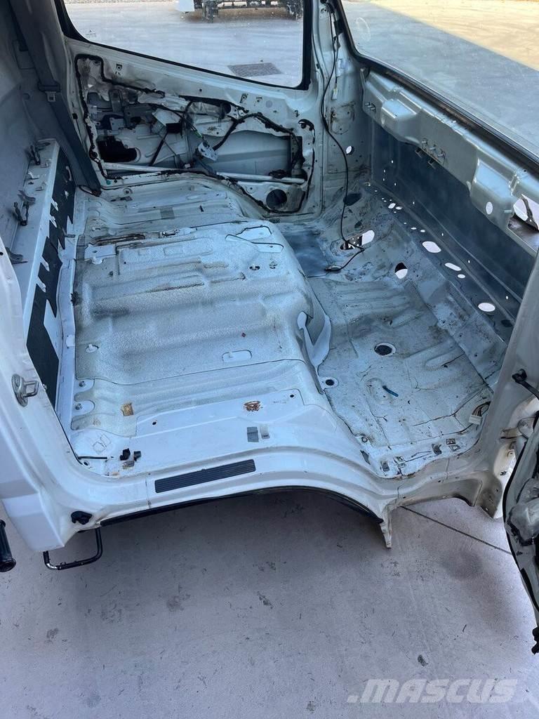 Mitsubishi S MODEL Kabine i unutrašnjost