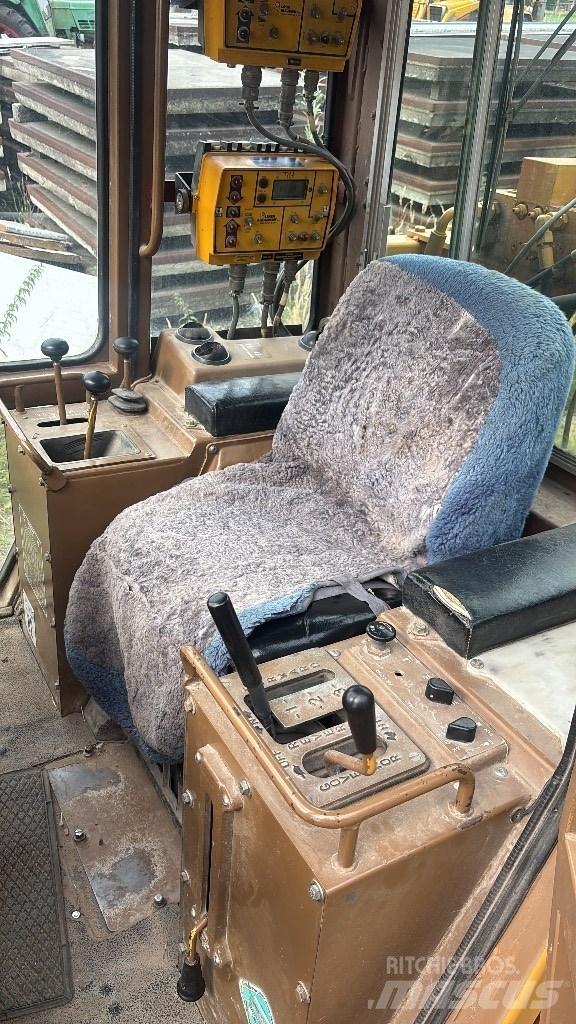 CAT D 4 C Buldožeri guseničari