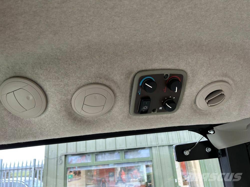 John Deere 4049 R Manji traktori