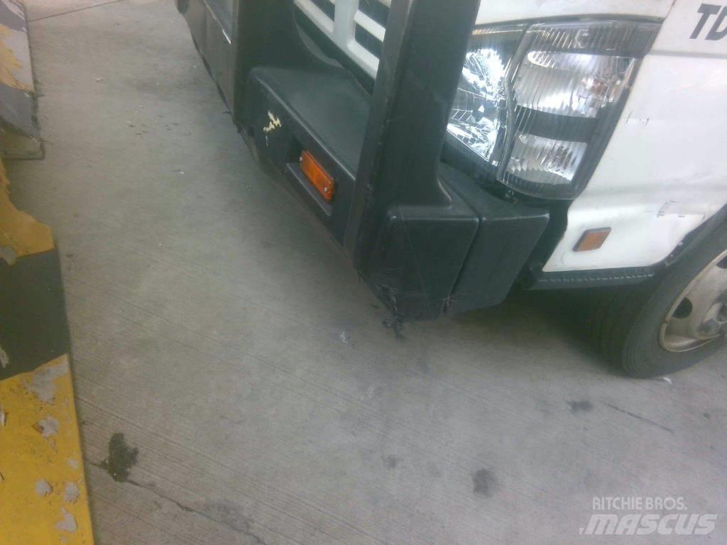 Isuzu NPR Kamioni cisterne
