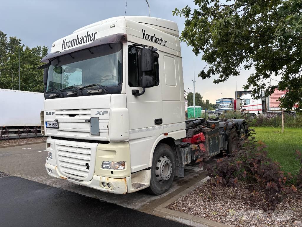 DAF XF 105 Rol kiper kamioni sa kukom za podizanje tereta