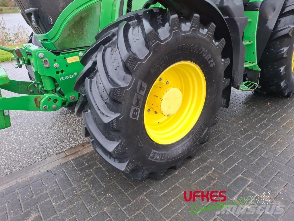 John Deere 6215 R Traktori