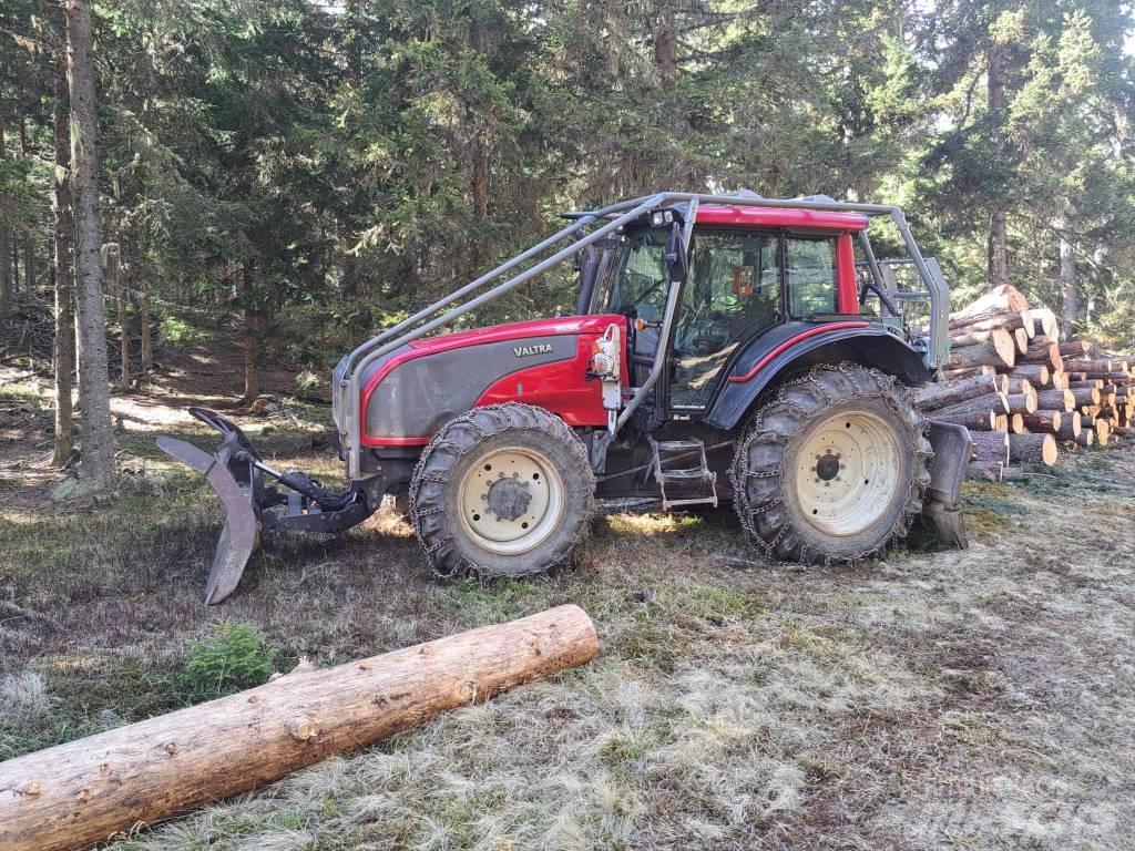 Valtra T 151 Traktori