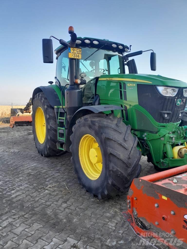 John Deere 6250R Traktori