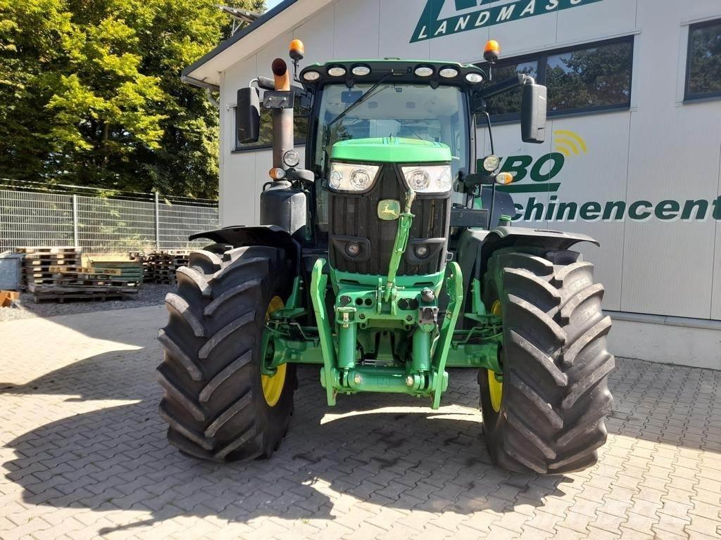 John Deere 6215R Traktori