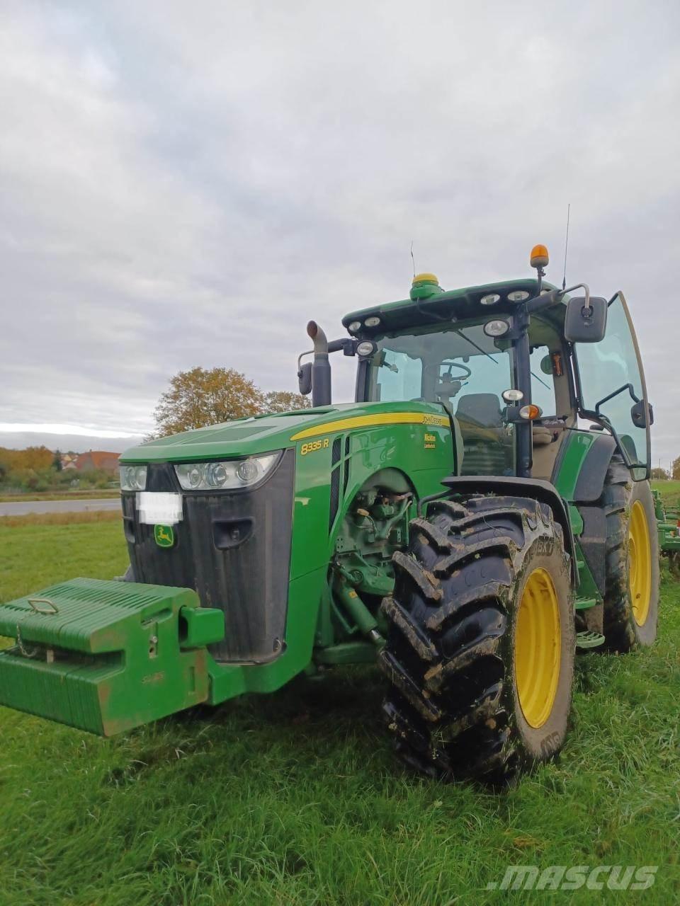John Deere 8335R Traktori