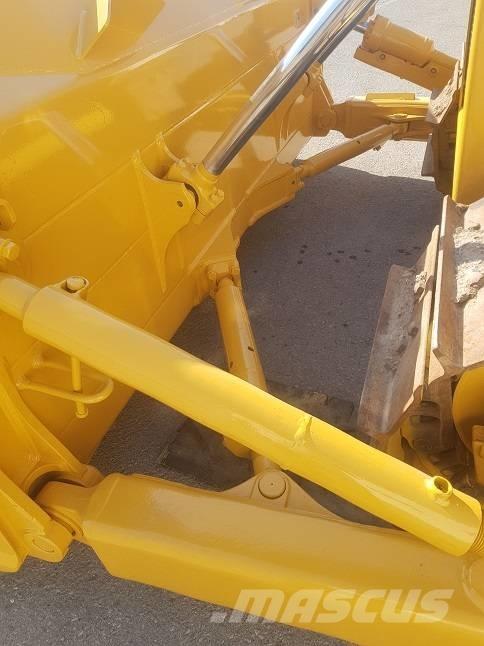 Komatsu D65EX-15 Buldožeri guseničari
