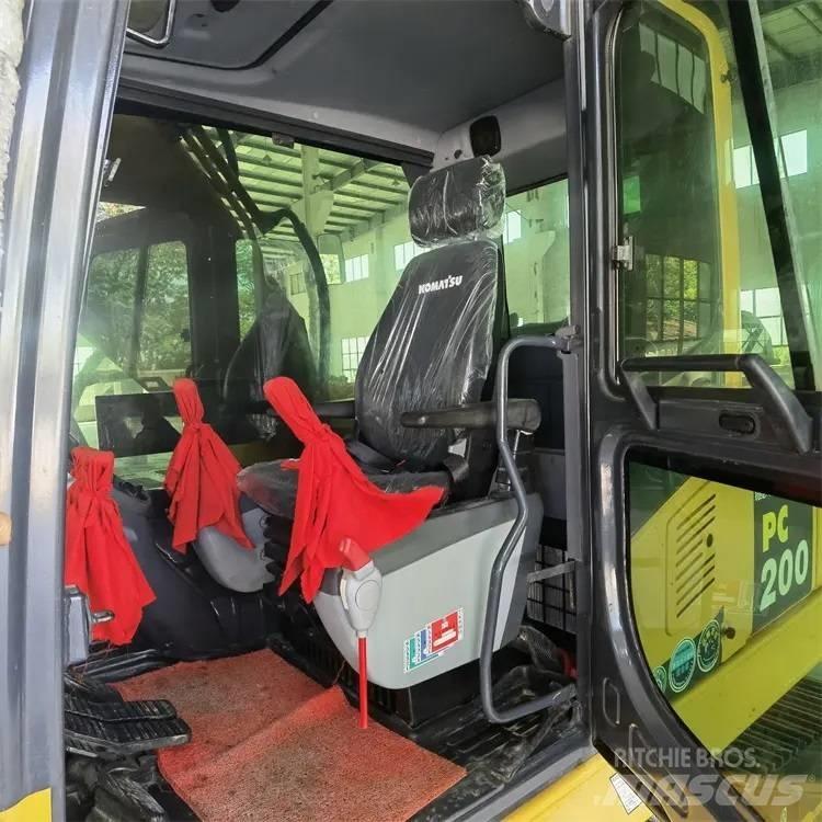 Komatsu PC200-8 Bageri guseničari