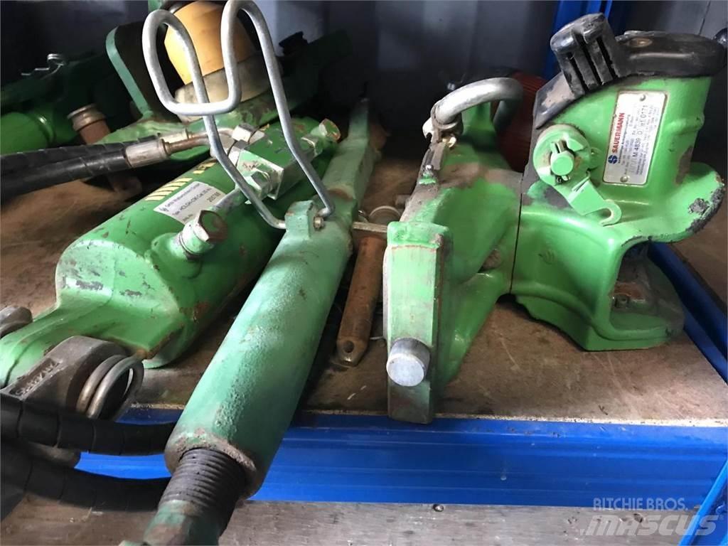 John Deere 6215R Traktori