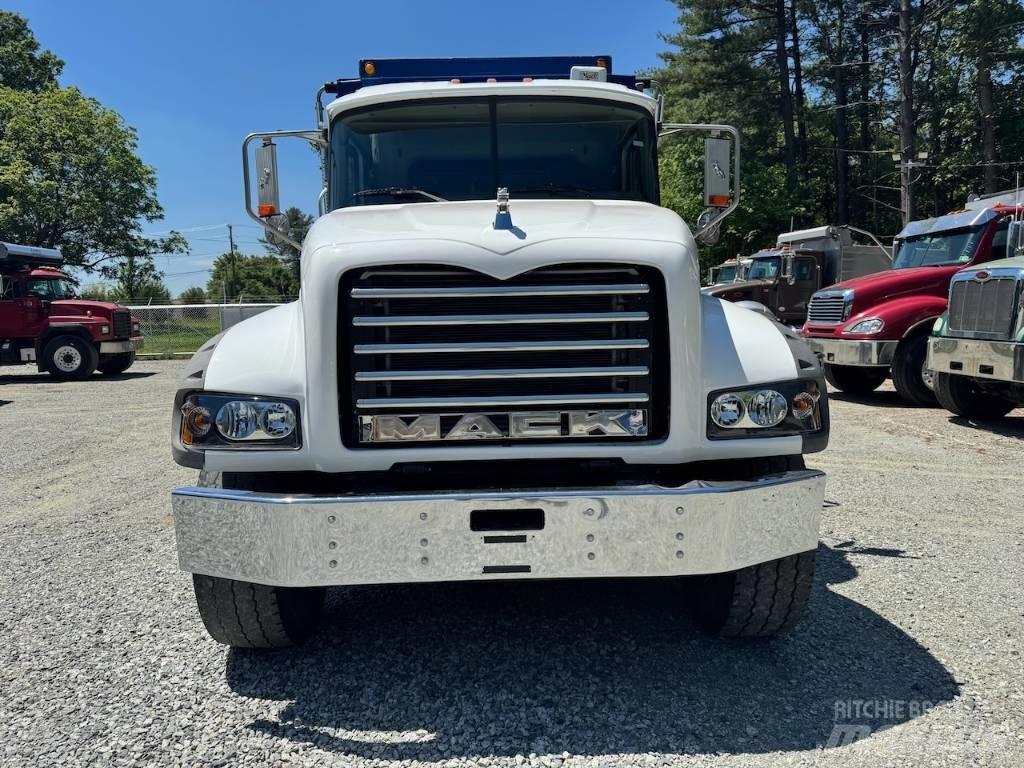 Mack GU 713 Kiperi kamioni