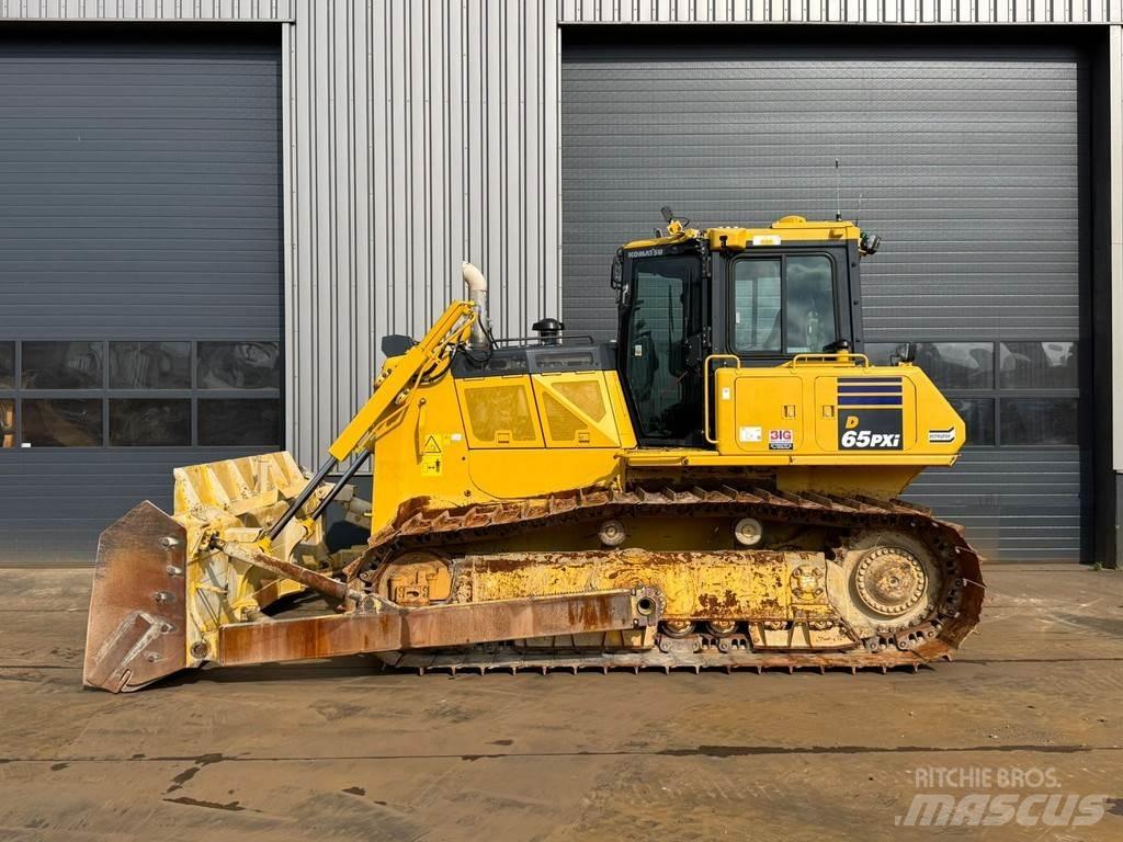 Komatsu D65PXi-18 Buldožeri guseničari