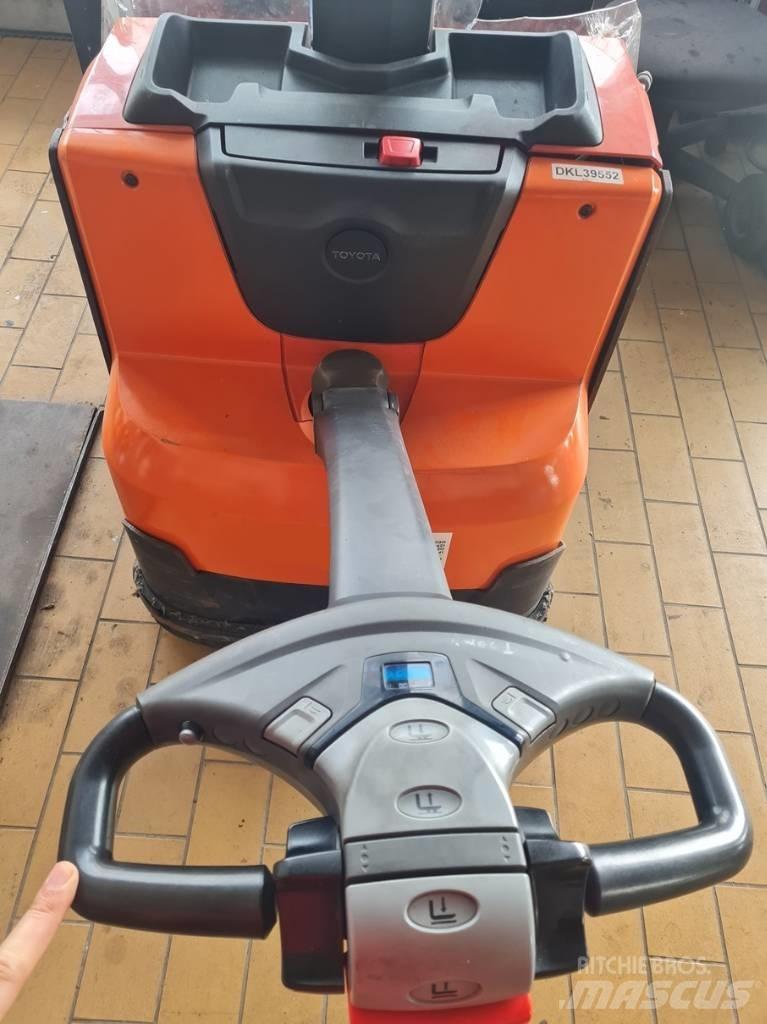 Toyota SWE080L Ručni električni viljuškar