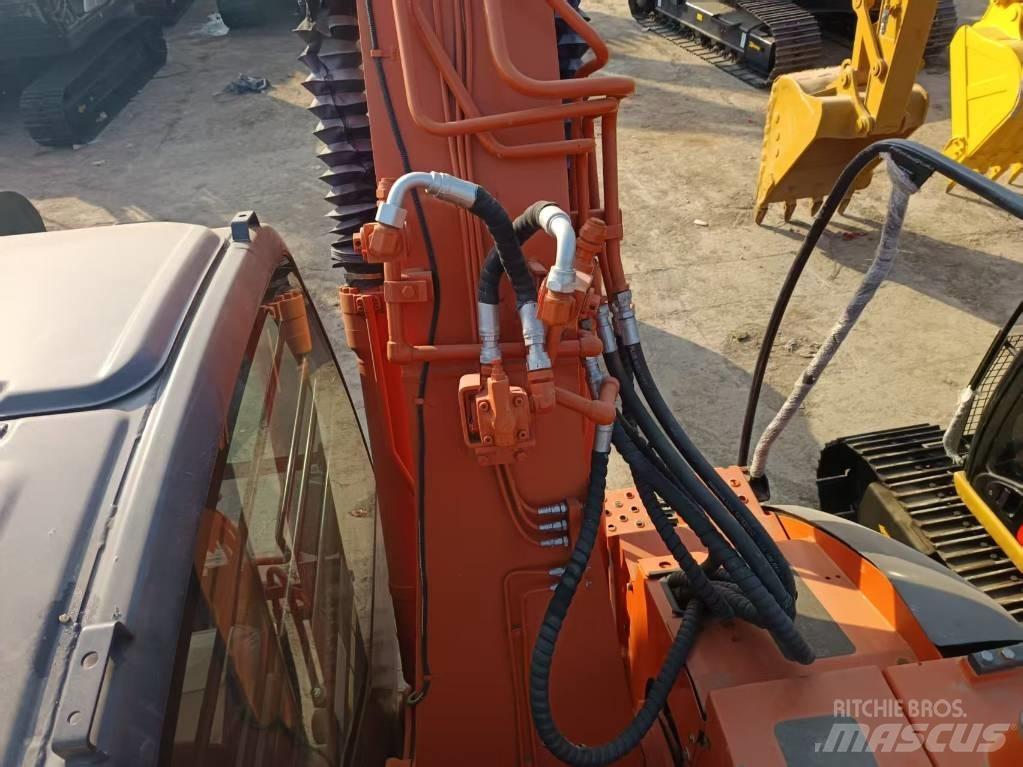 Hitachi ZX135 Bageri guseničari