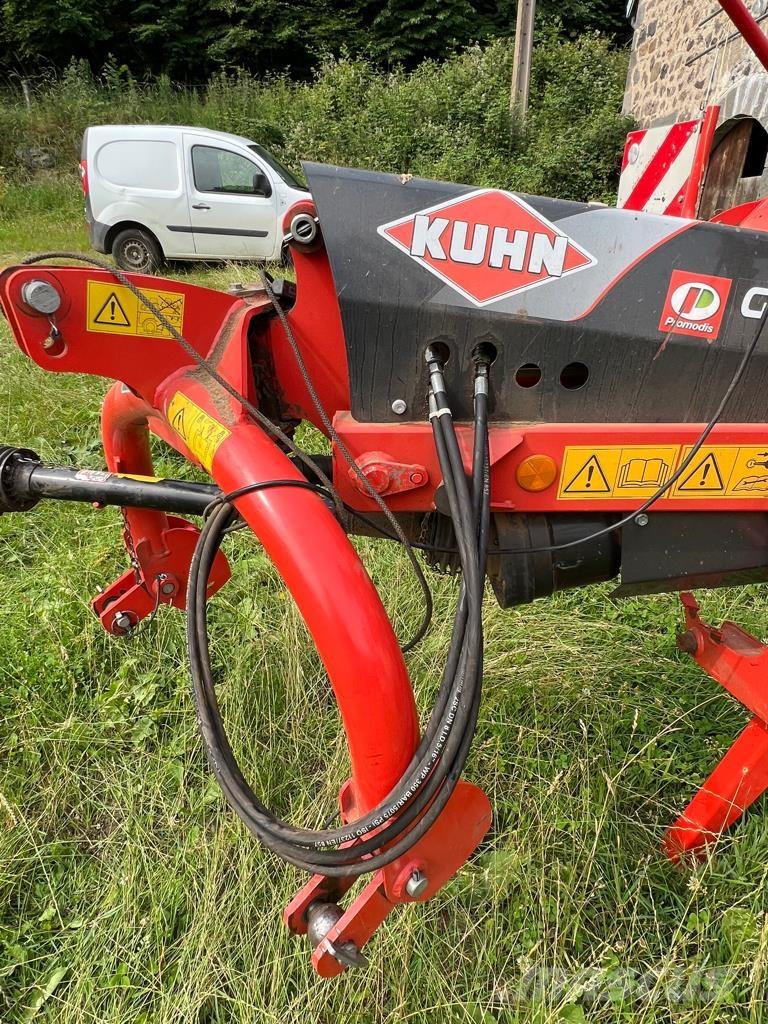 Kuhn GF8702T GII Okretači i sakupljači sena