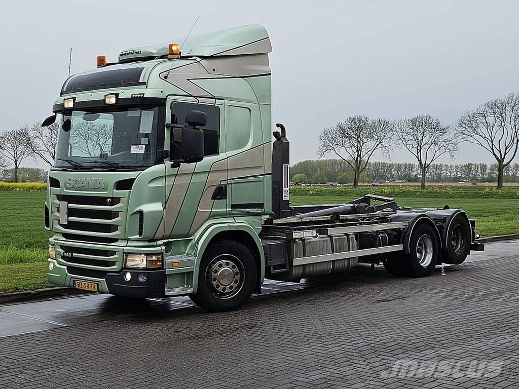 Scania G440 Rol kiper kamioni sa kukom za podizanje tereta