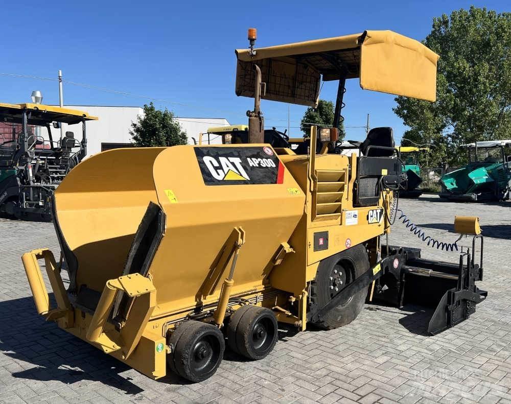 CAT AP 300 Asfaltni finišeri